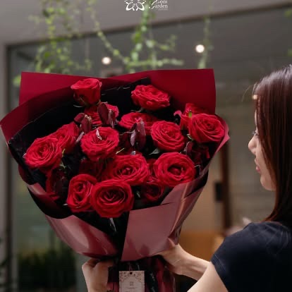 深紅のバラの豪華ブーケ