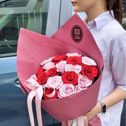 赤とピンクのバラのミックスブーケ