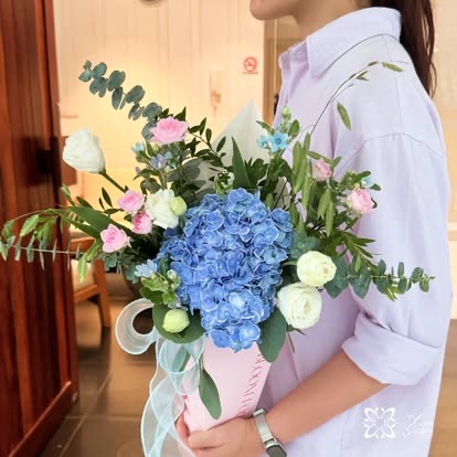 青いアジサイのブーケ